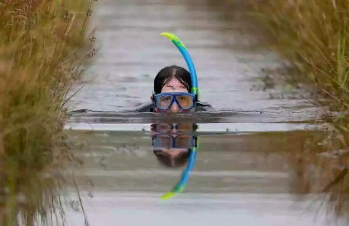 Una persona practica snorkel en un río