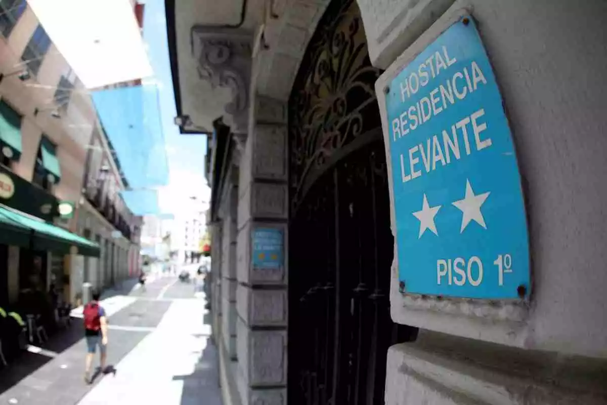 Fachada del Hostal Levante en el centro de Madrid