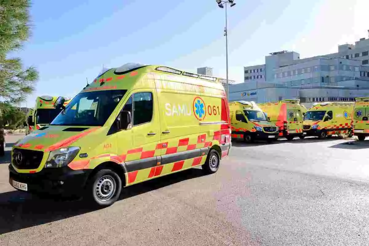 Diversas ambulancia del SAMU 061 de Baleares