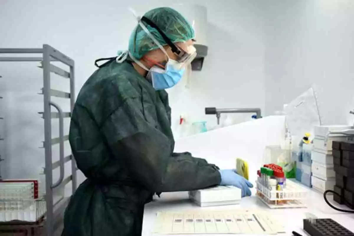 Experto en un laboratorio con muestras durante la crisis del Coronavirus