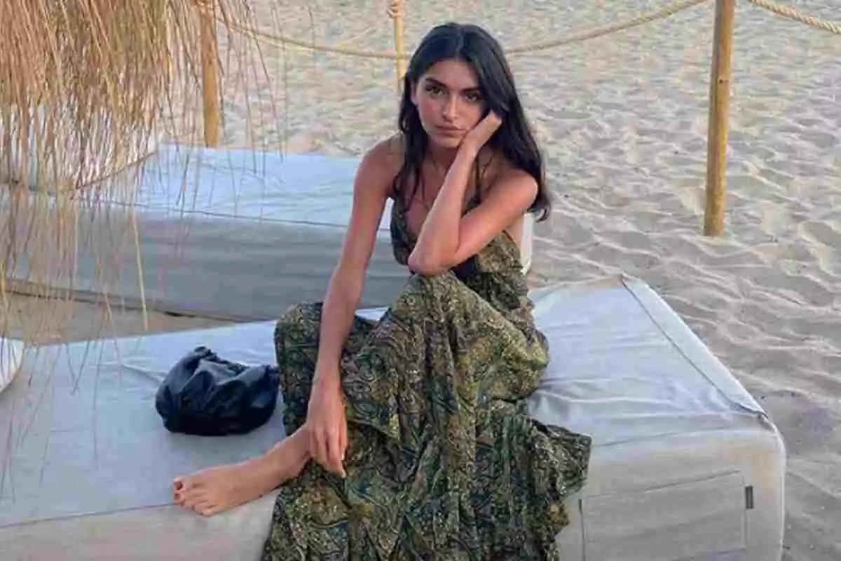 Lucía Rivera sentada en la playa