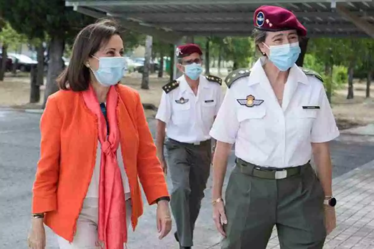 Margarita Robles, ministra de Defensa, junto a Pilar Sánchez, jefa de la UMAER