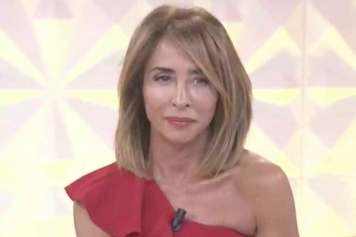 María Patiño con vestido rojo presentando su programa de los fines de semana, 'Socialité'.