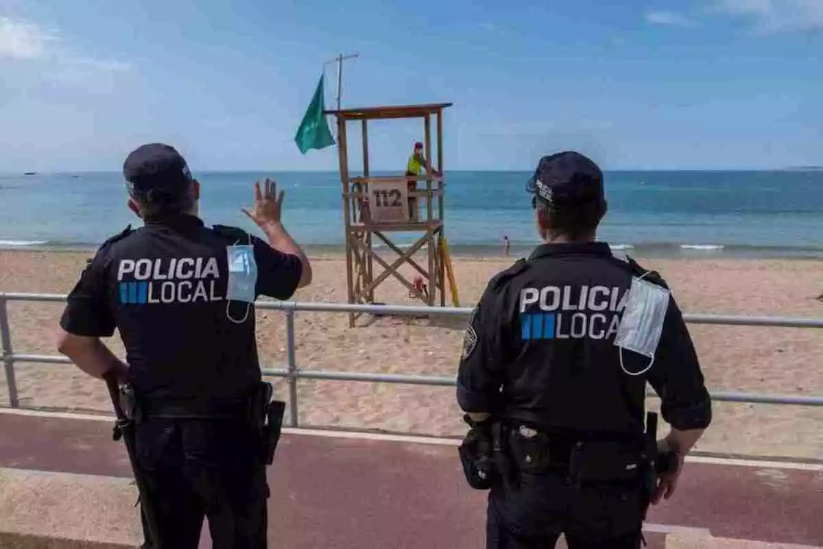 Dos policías locales con mascarilla en Baleares