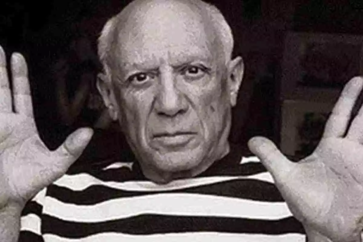 Pablo Picasso con las manos abiertas y mostrando las palmas