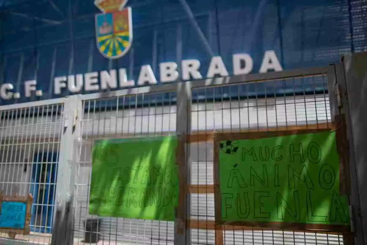 Puertas del estadio del Fuenlabrada con mensajes de ánimo de la afición