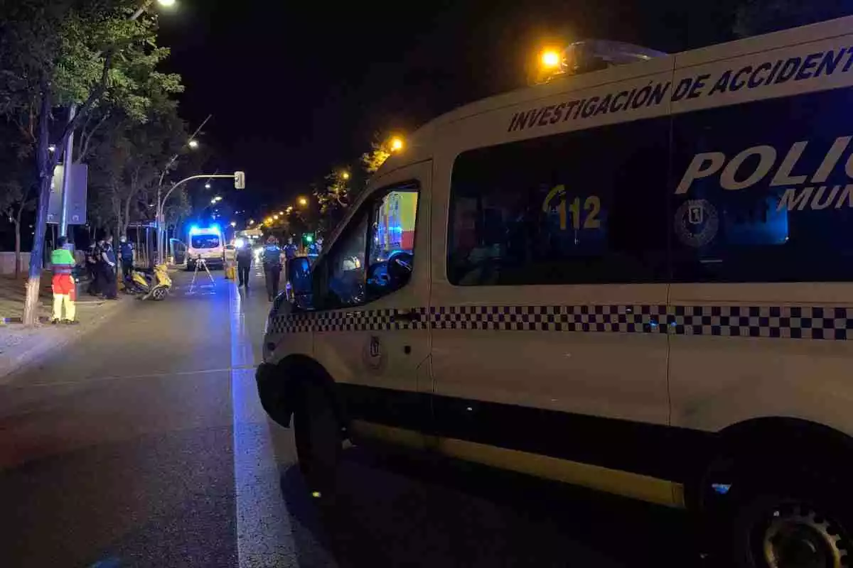 Efectivos de la Policía Municipal de Madrid y sanitarios en un accidente en Madrid