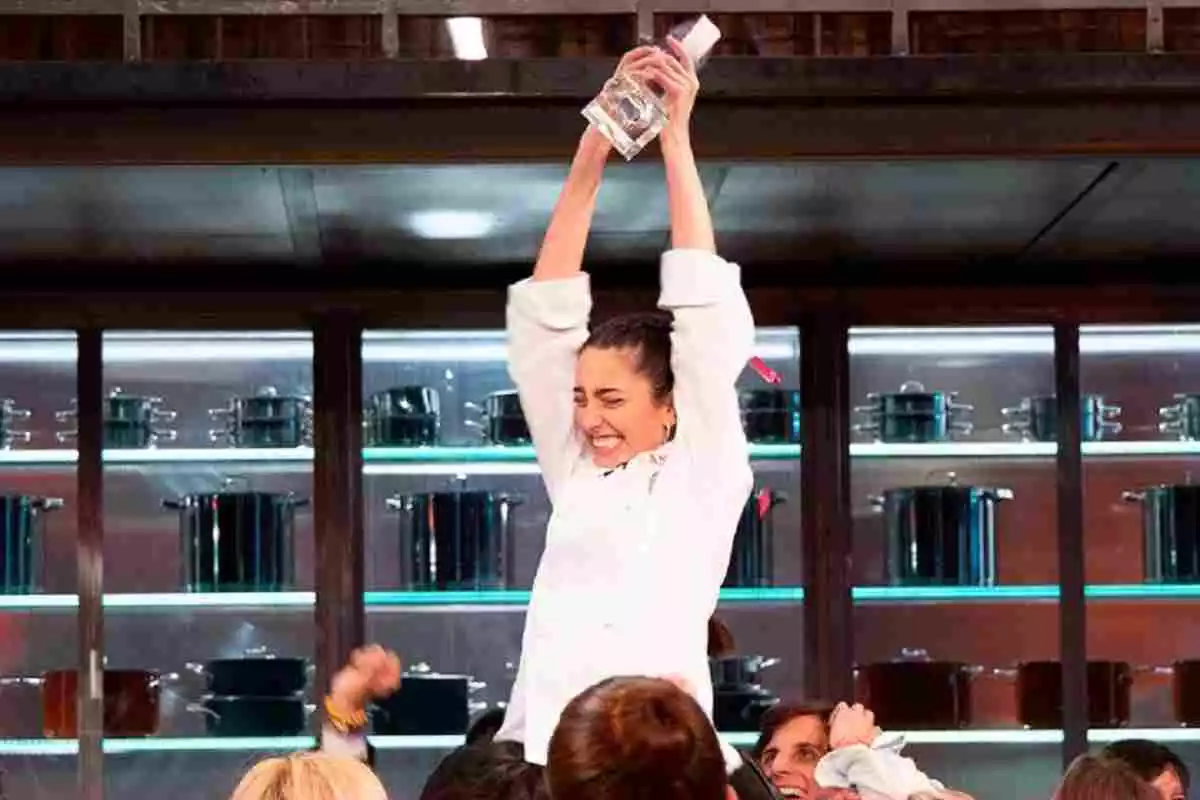 Ana levantando el trofeo como ganadora de 'Masterchef 8'