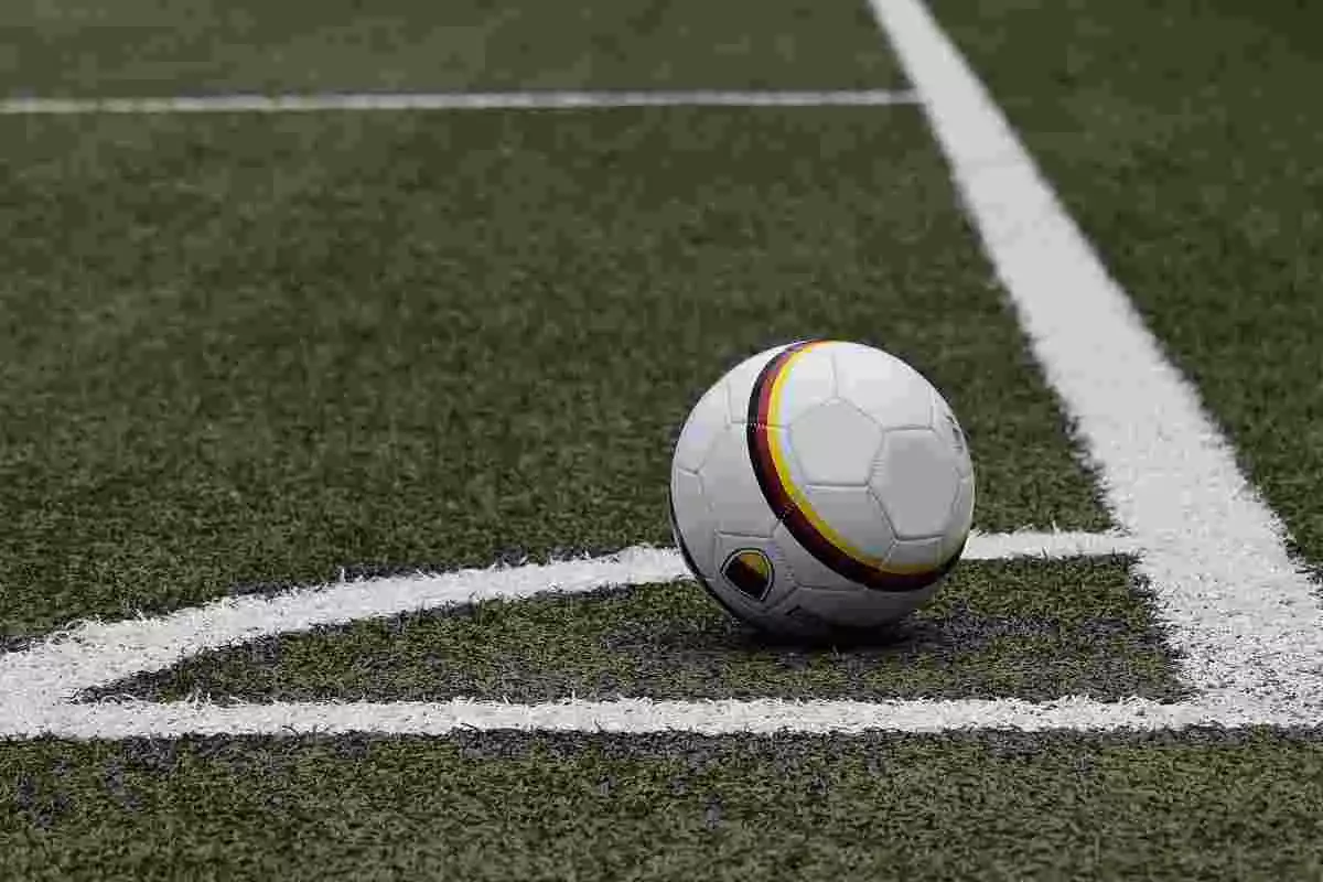 Imagen de recurso de una pelota en un campo de fútbol
