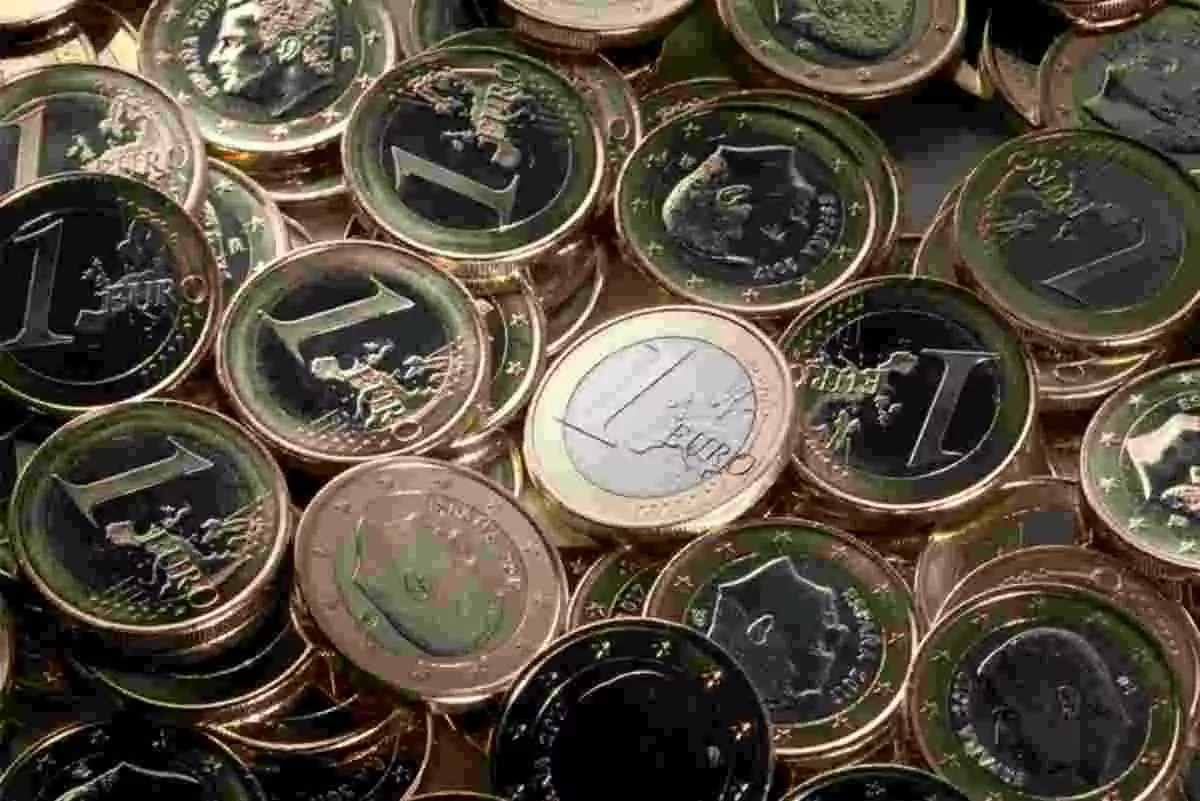 Fotografía de muchas monedas de un euro