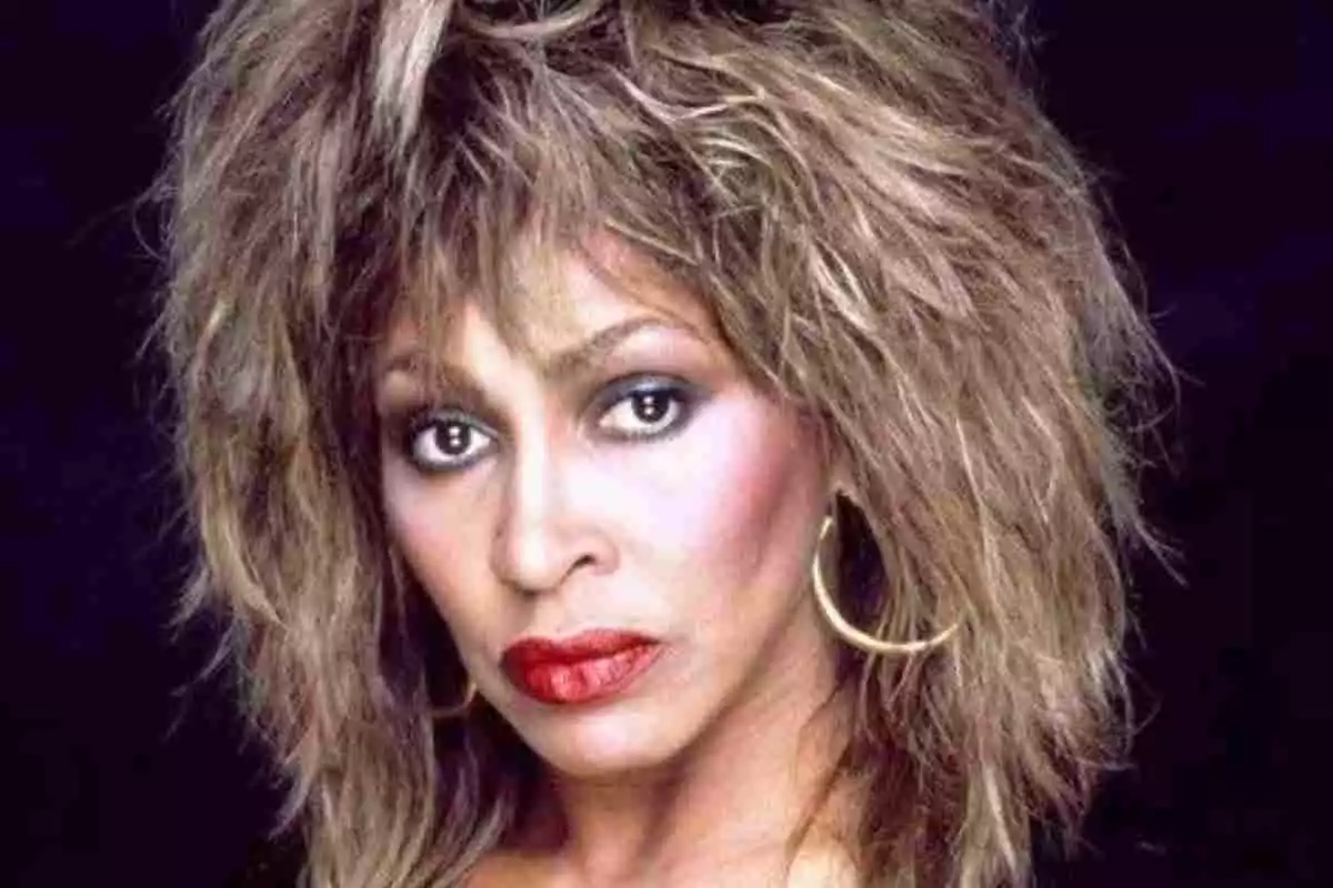 Rostro de Tina Turner con pendientes de aro y los labios pintados de rojo