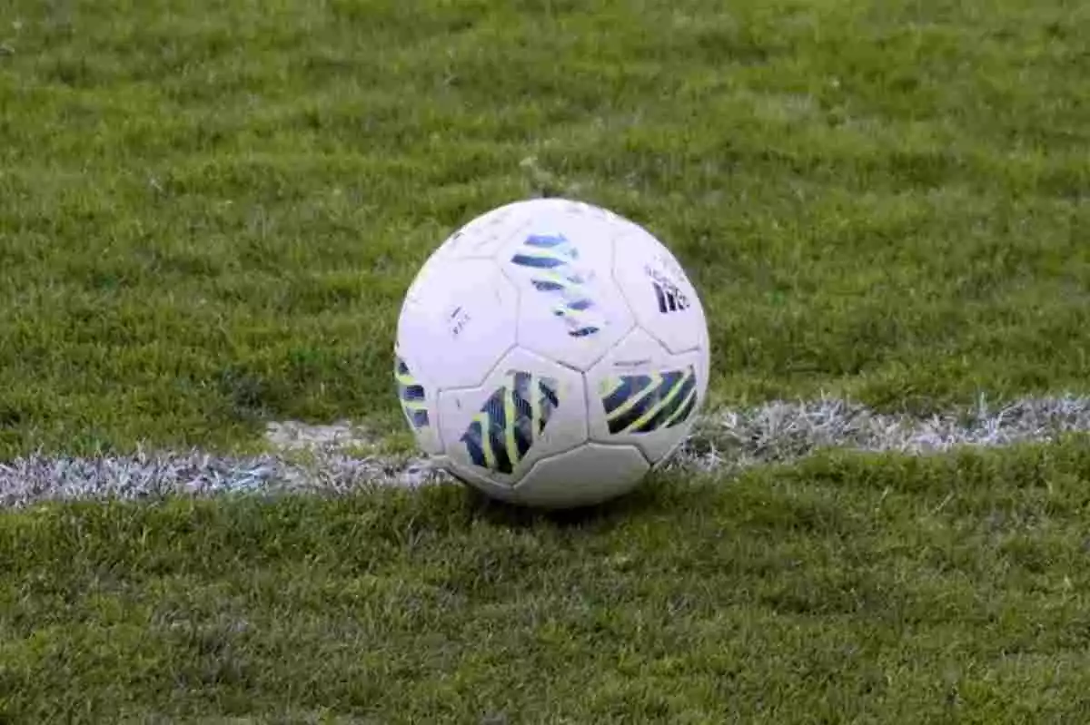 Imagen de un balón de fútbol sobre el césped