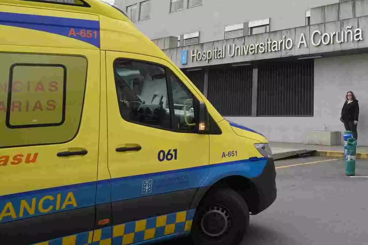 Una ambulancia en la entrada del Complexo Hospitalario Universitario A Coruña La Coruña (Galicia) a 4 de marzo de 2020.