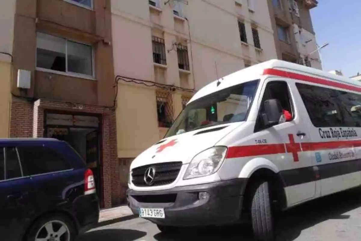 Fotografía de una ambulancia aparcada en la barriada de Erquicia, Ceuta