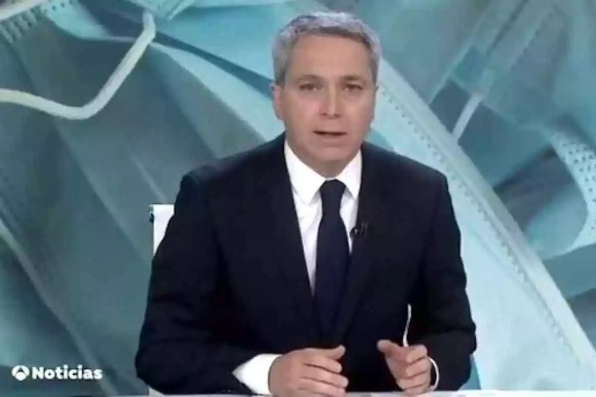 El periodista Vicente Vallés presentando los informativos de Antena 3.