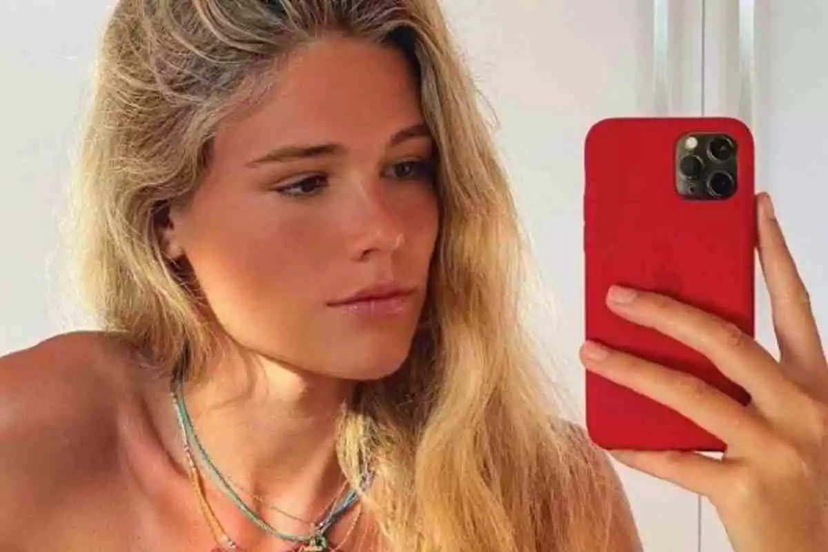Ana Soria, novia de Enrique Ponce, haciéndose un selfie