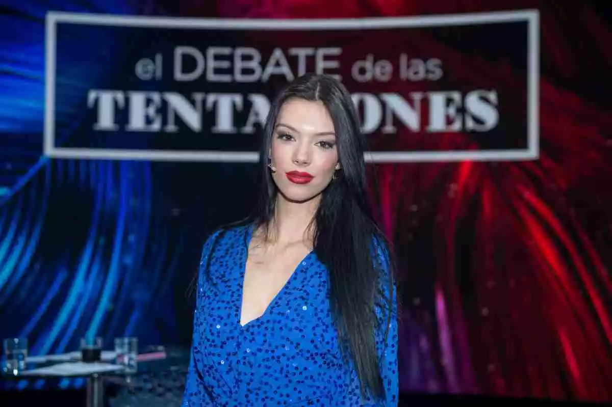 Alejandra Rubio con un vestido azul en el plató de "La isla de las tentaciones"