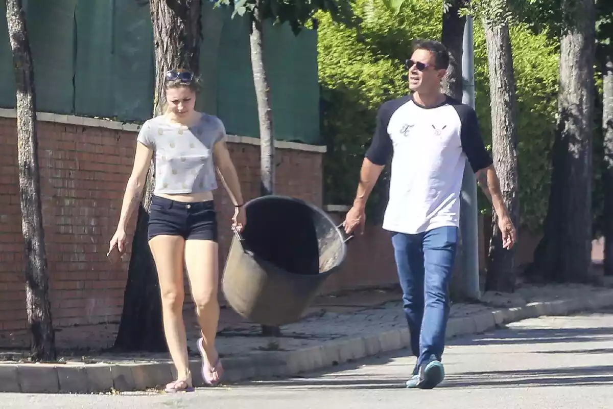 Alonso Caparrós en la calle con un cubo de la basura
