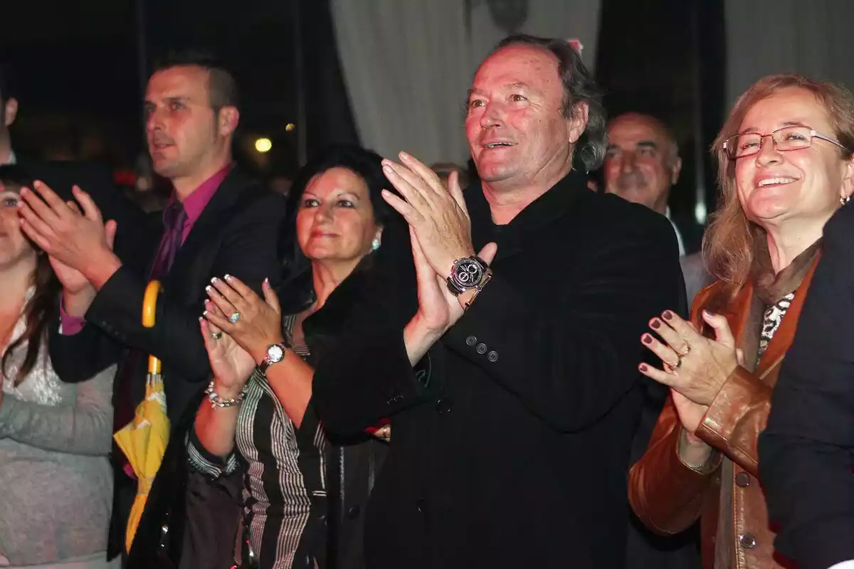 Amador Mohedano aplaudiendo durante un homenaje a Rocío Jurado