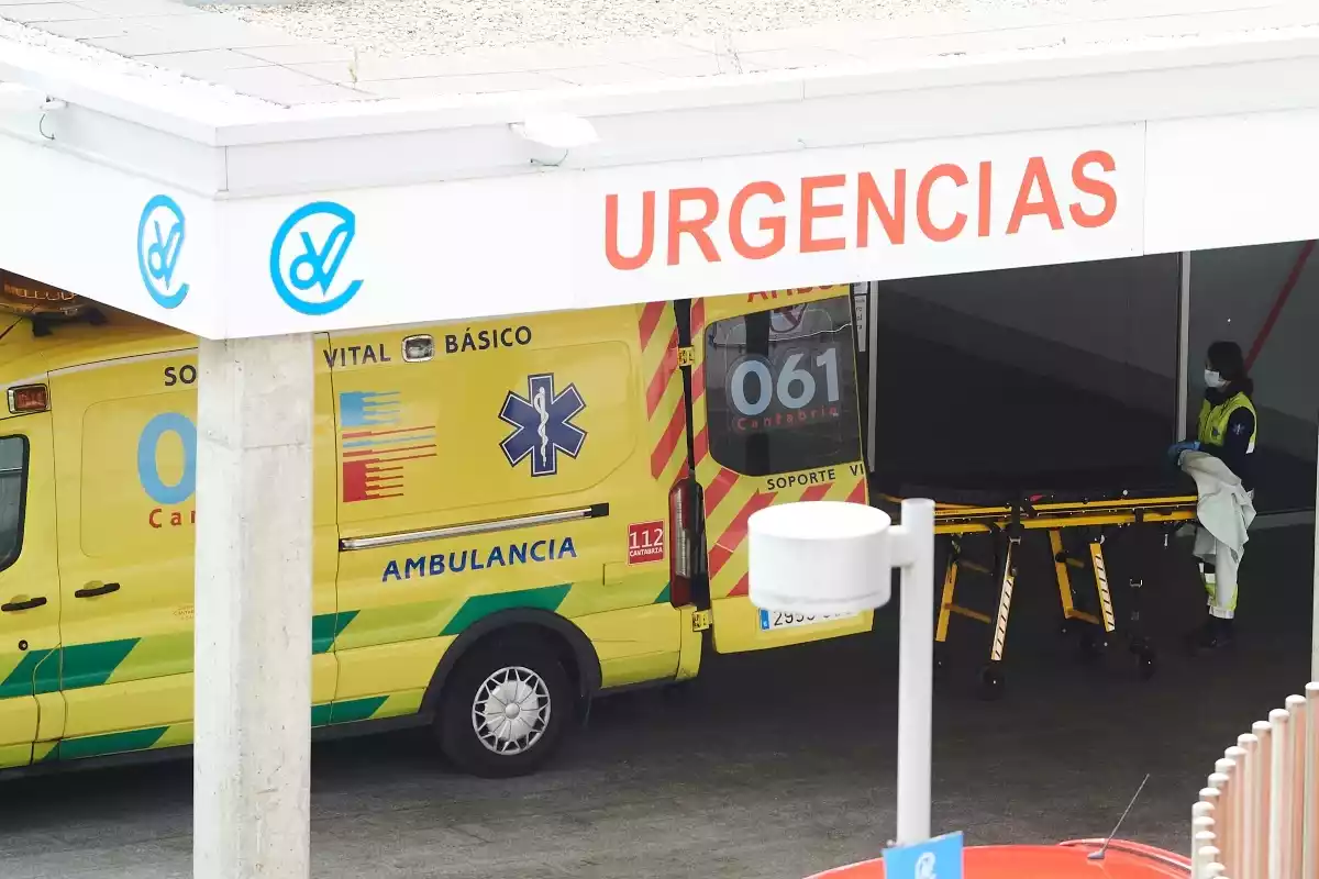 Ambulancias y personal sanitario en el Hospital Marqués de Valdecilla de Santander