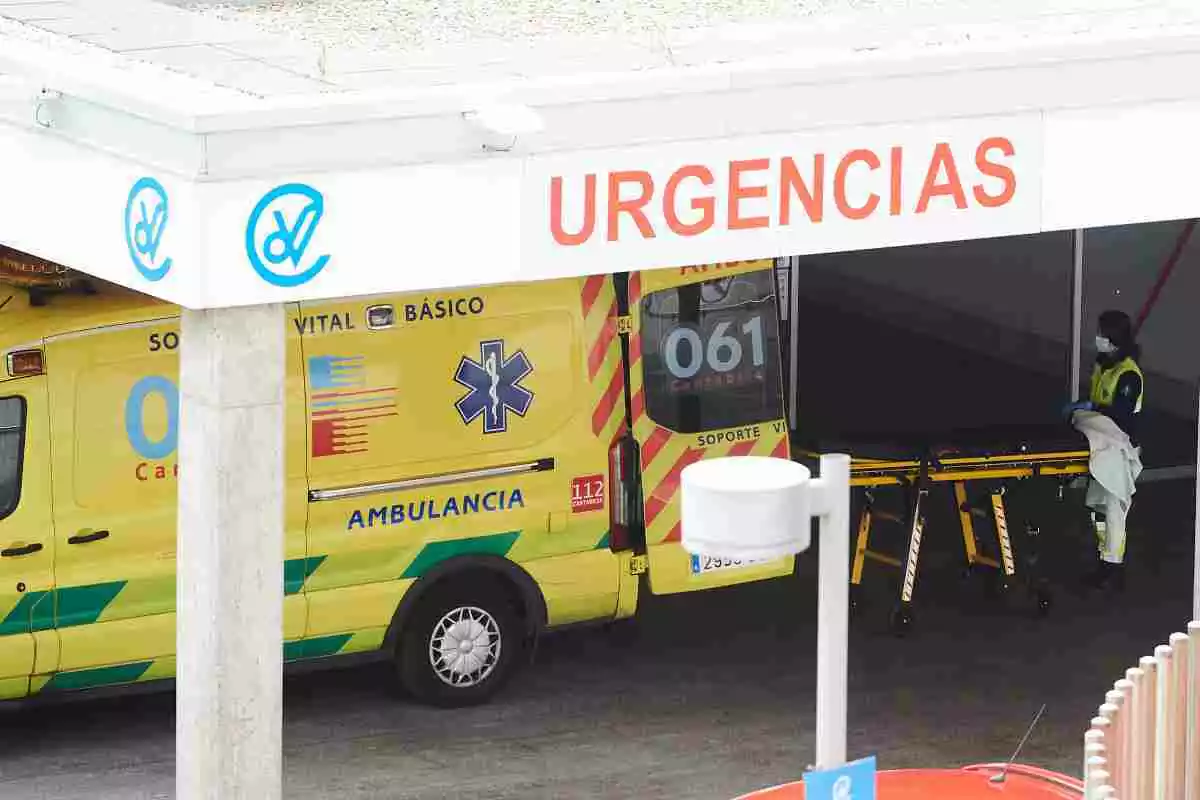 Ambulancias y personal sanitario en el Hospital Marqués de Valdecilla en Santander