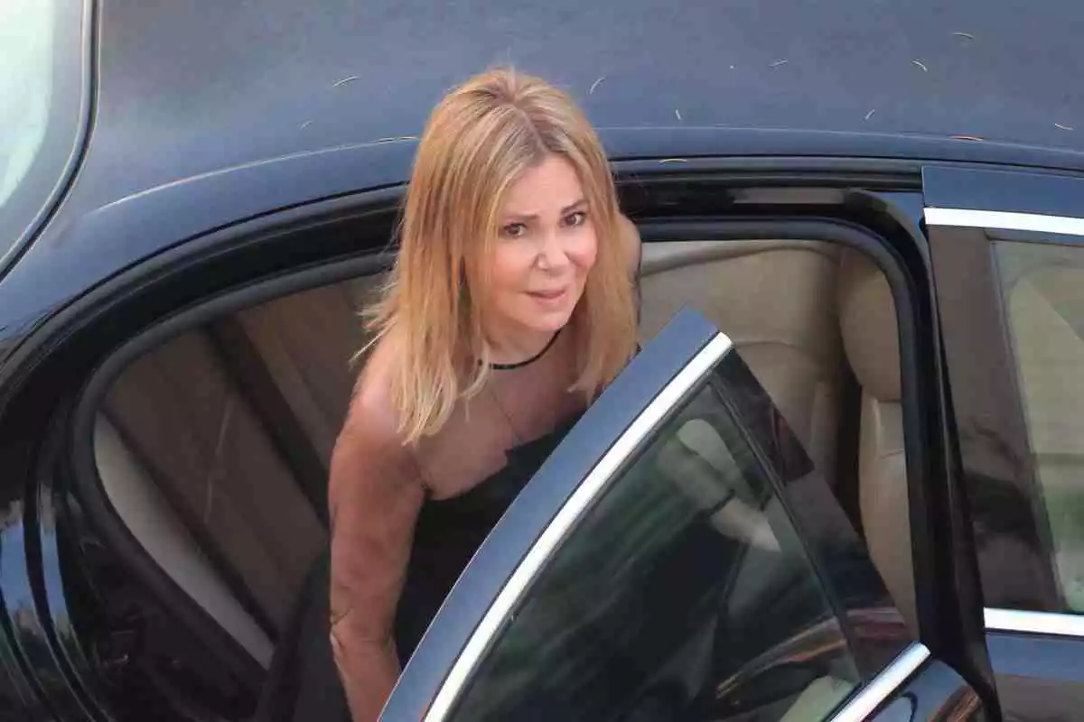 Ana Obregón bajando del coche con un vestido negro
