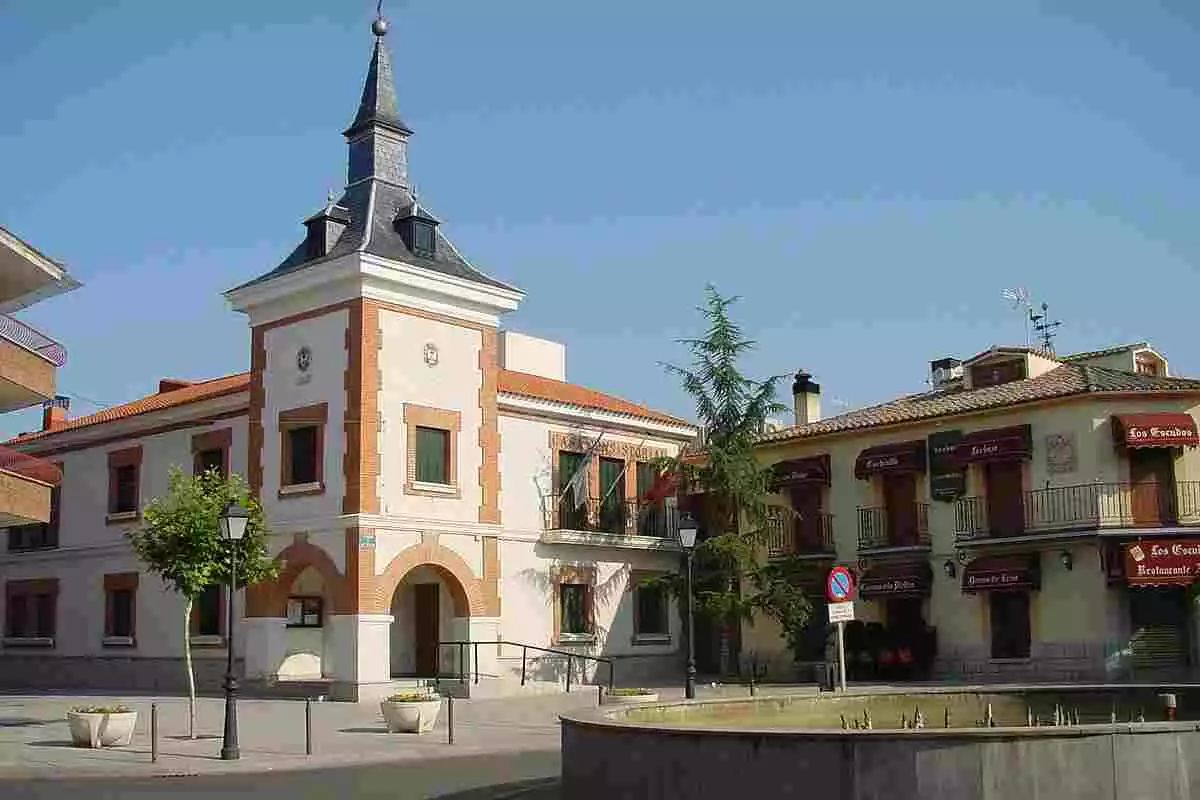 Plano general de la plaza del ayuntamiento en Fuente el Saz de Jarama (Madrid)