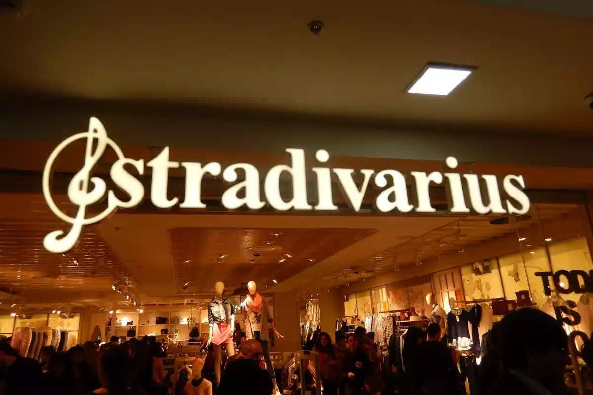 Cartel luminoso de Stradivarius