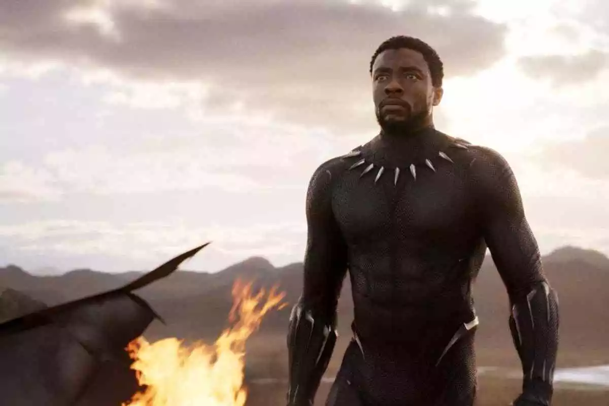 Chadwick Boseman interpretando a la conocida Pantera Negra de Marvel