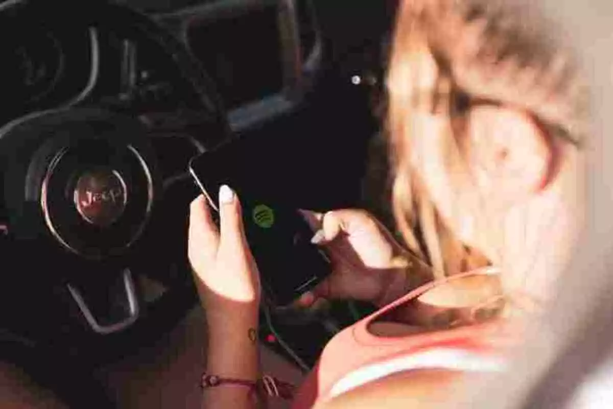 Chica escuchando Spotify en un coche