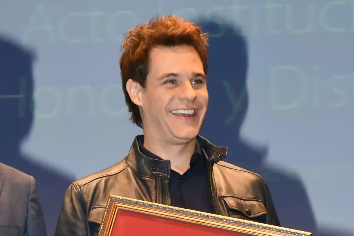 Christian Gálvez sonriente recogiendo un premio