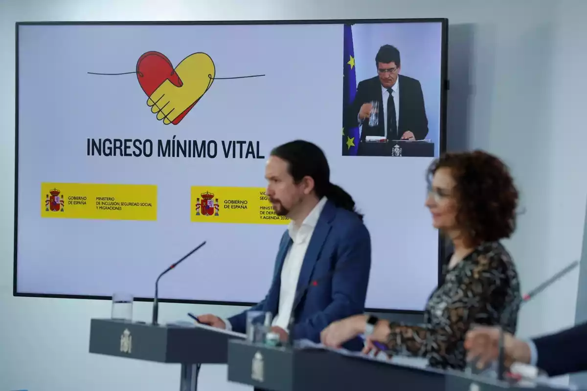 Comparecencia de prensa de Pablo Iglesias con la Ministra María Jesús Montero