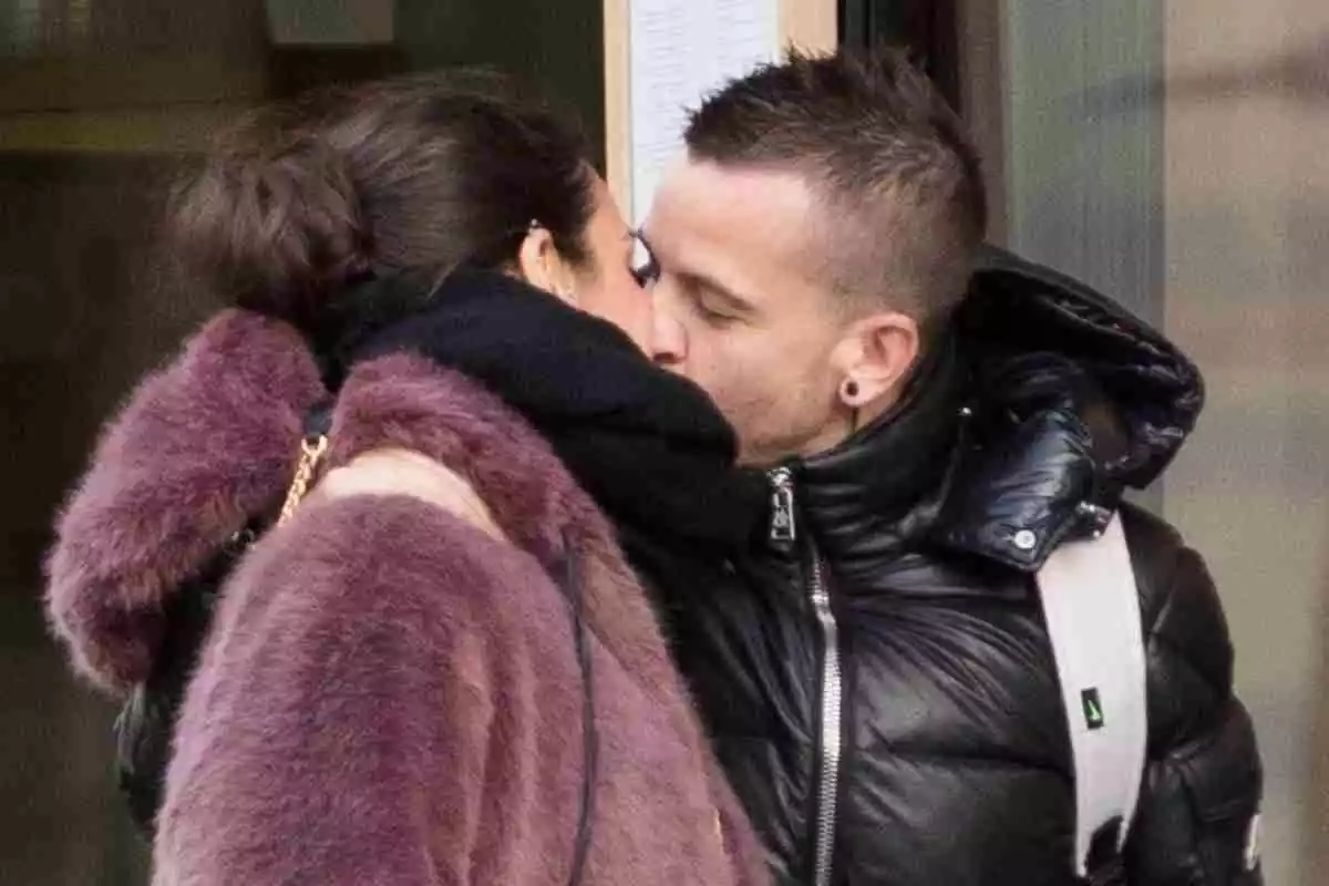 Cristina Pedroche besándose con su pareja David Muñoz en la calle
