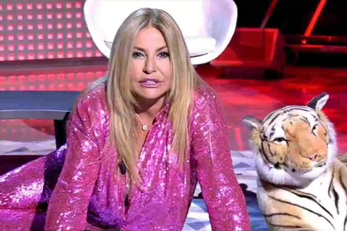 Cristina Tárrega en 'Animales nocturnos' posando junto a un tigre de peluche