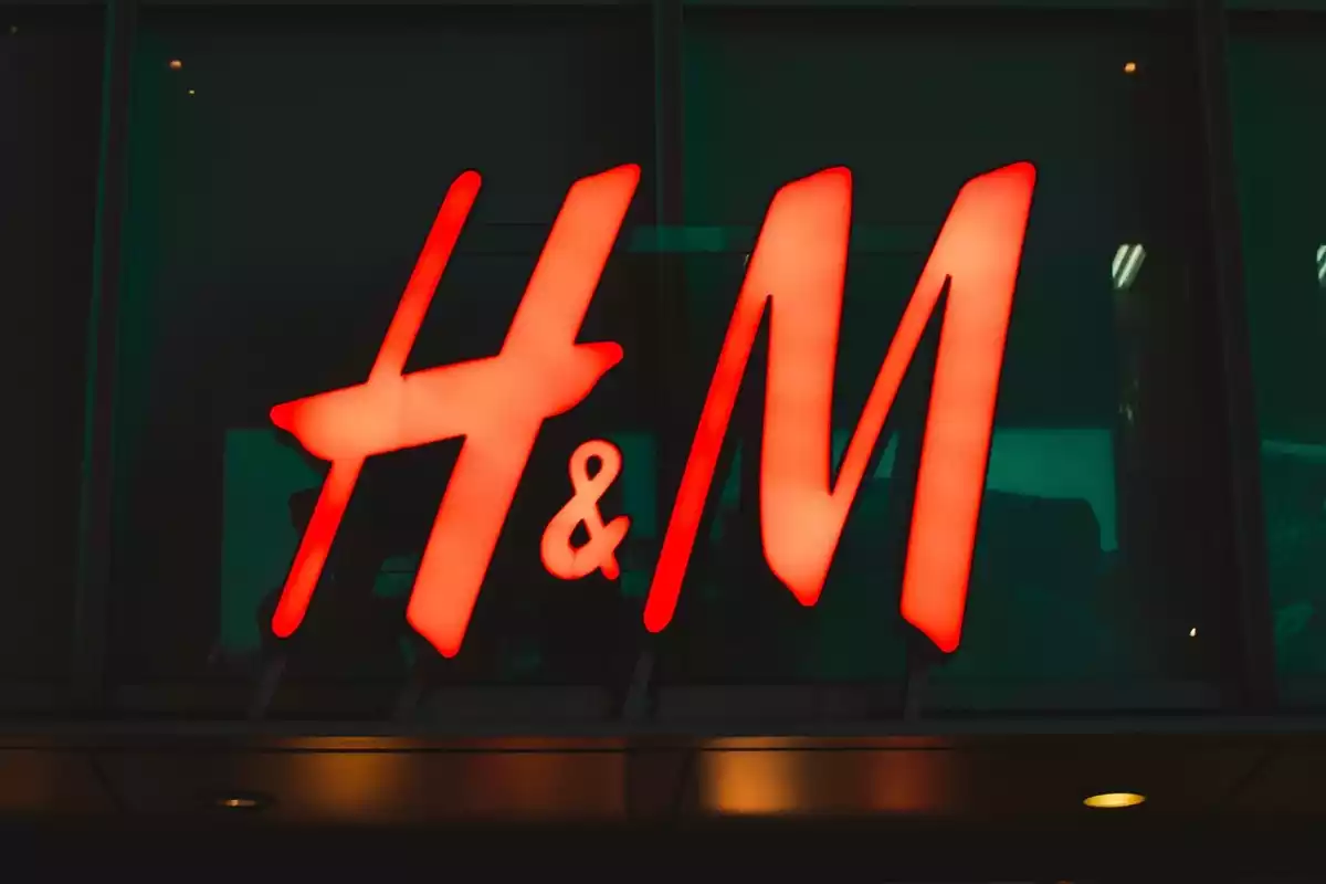 Detalle del logotipo luminoso de H&M