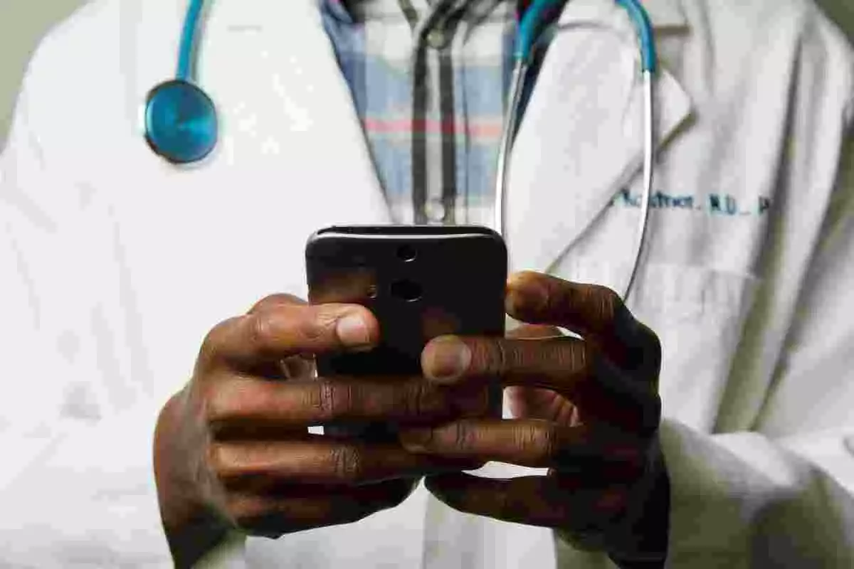 Doctor enviando un mensaje con el móvil