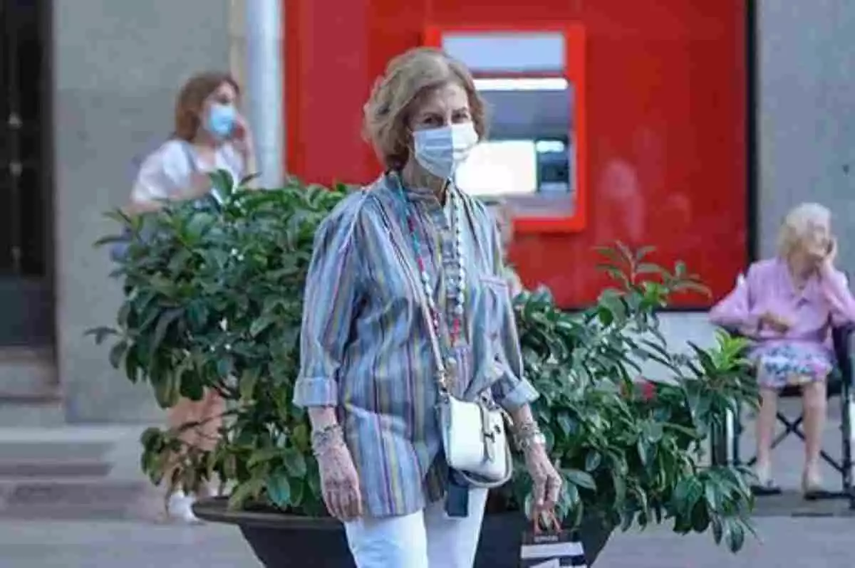 La reina Sofía paseando sola por Mallorca