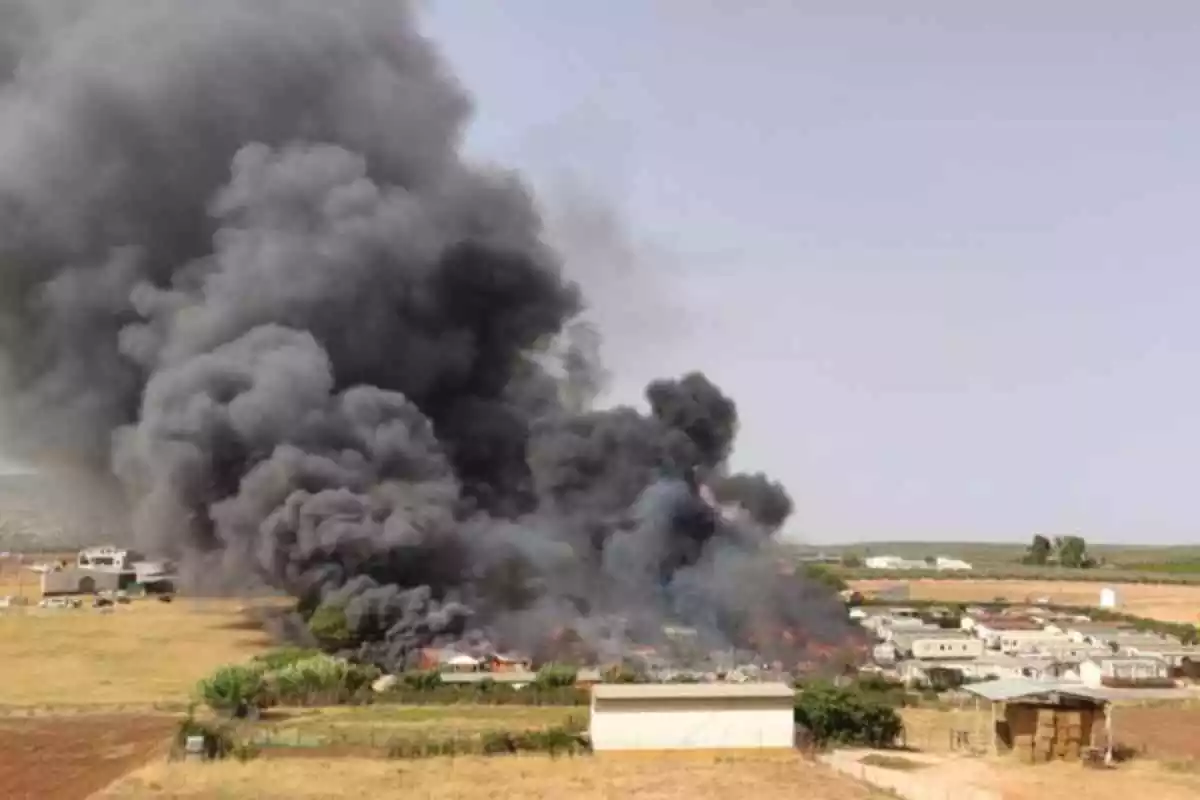 Imagen del humo provocado por el fuego en el camping de Mollina
