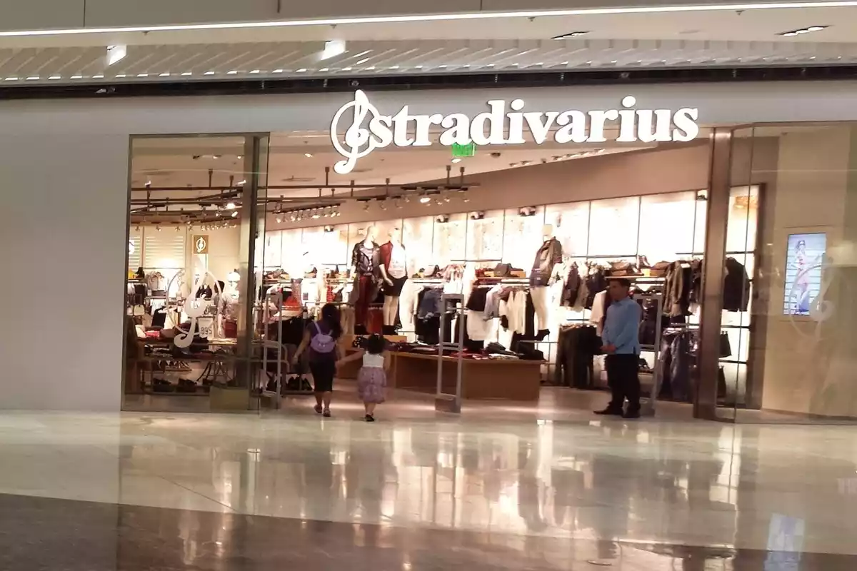 Entrada a una tienda Stradivarius
