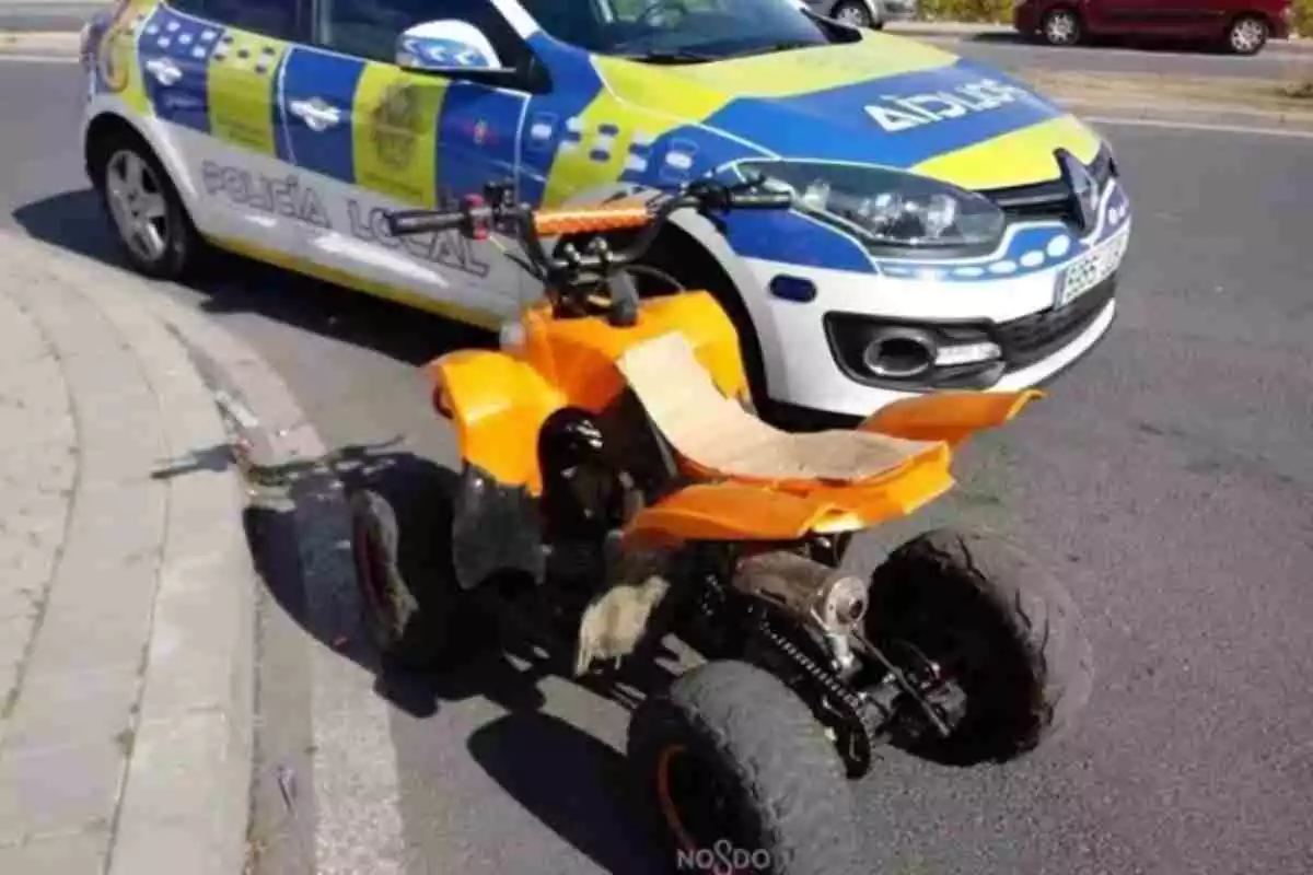 Imagen de un quad y un coche de policía