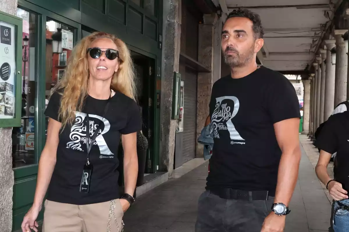 Fidel Albiac junto a Rocío Carrasco con las camisetas de la obra tributo a Rocío Jurado