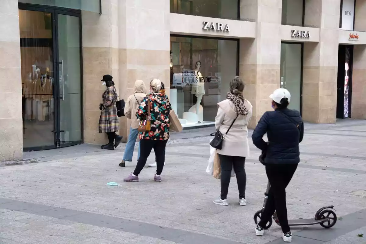 Gente haciendo cola delante de una tienda Zara