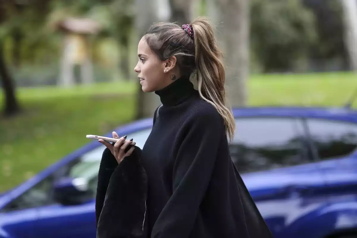 Gloria Camila Ortega hablando por el móvil mientras pasea por la calle