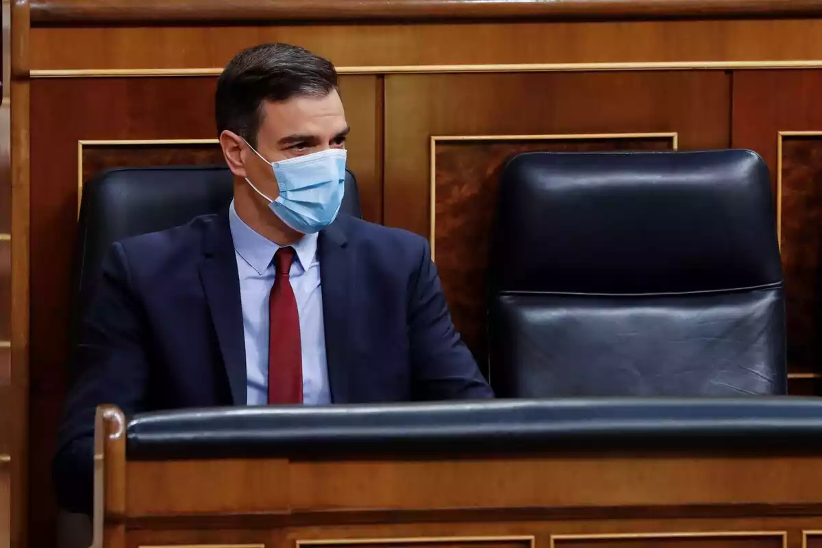 Imagen de Pedro Sánchez con la mascarilla sanitaria en el Congreso de los Diputados