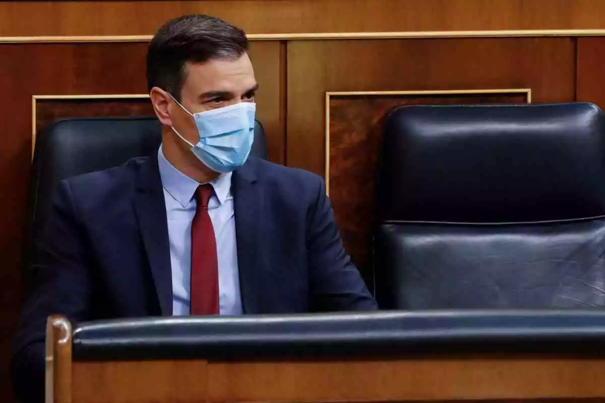 Imagen de Pedro Sánchez con la mascarilla sanitaria en el Congreso de los Diputados