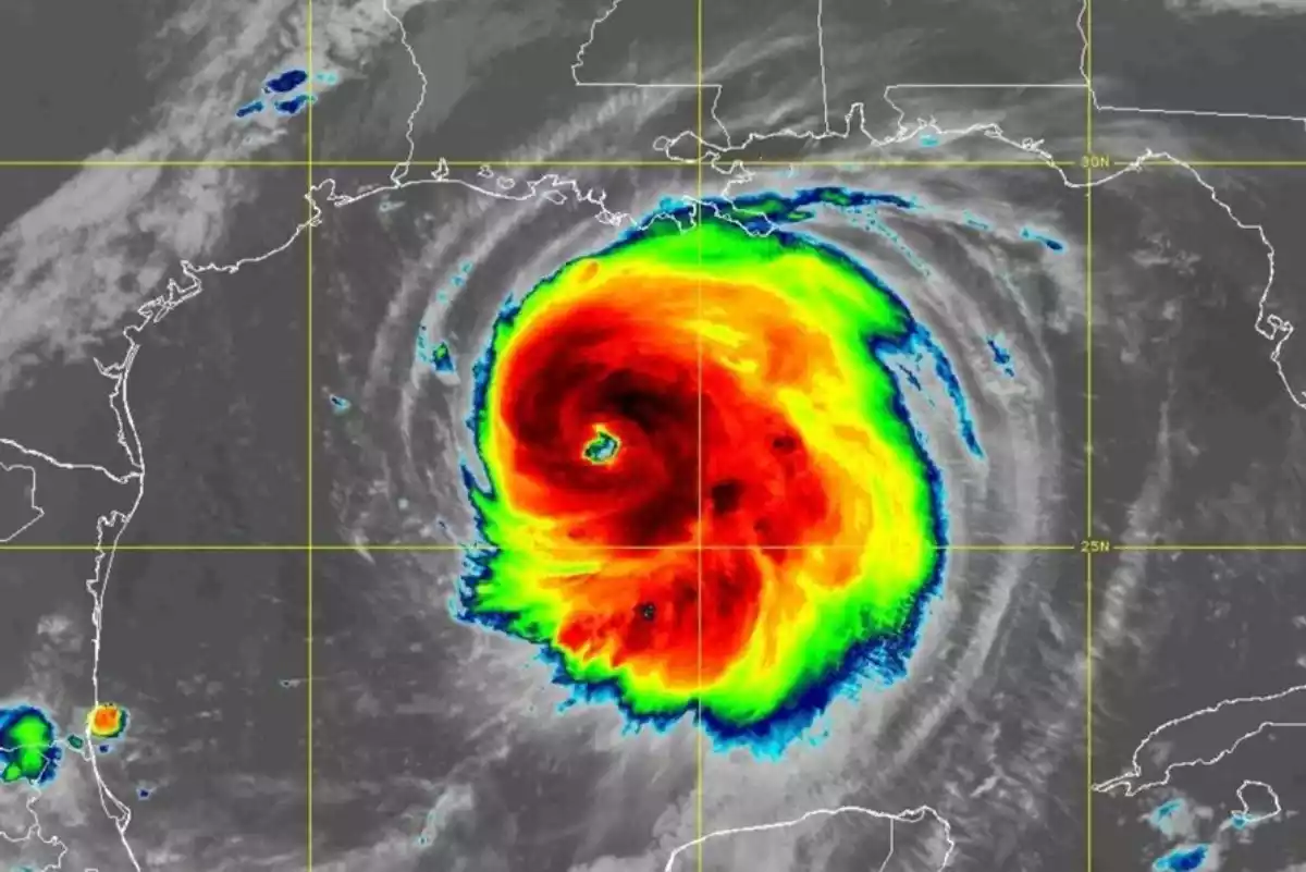Imagen del huracán 'Laura' des del espacio con satélite infrarojo