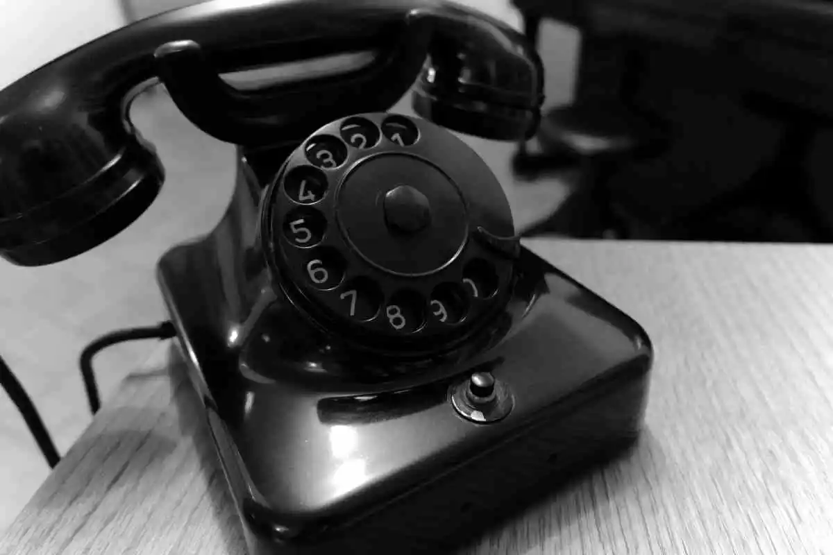 imagen en blanco y negro de un telefono antiguo