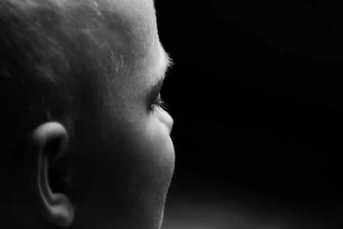 Imagen en blanco y negro donde se ve el oído de un niño