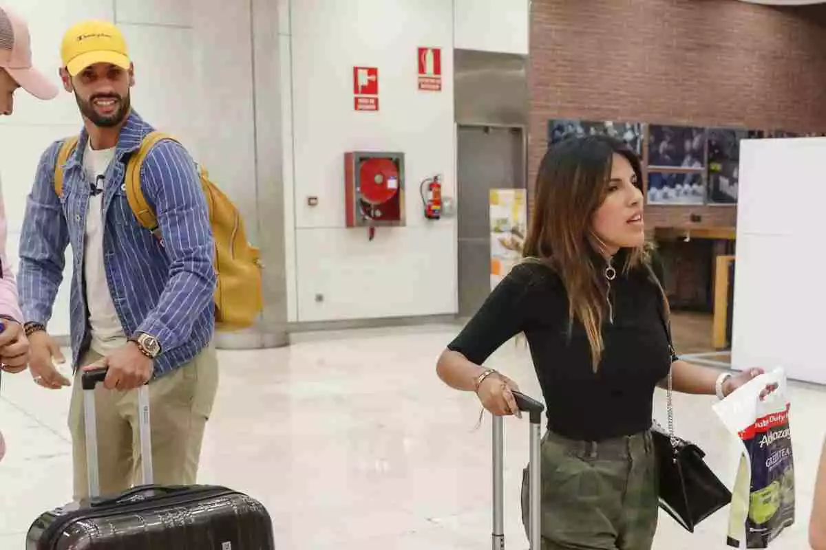 Isa Pantoja en un aeropuerto junto a Asraf Beno