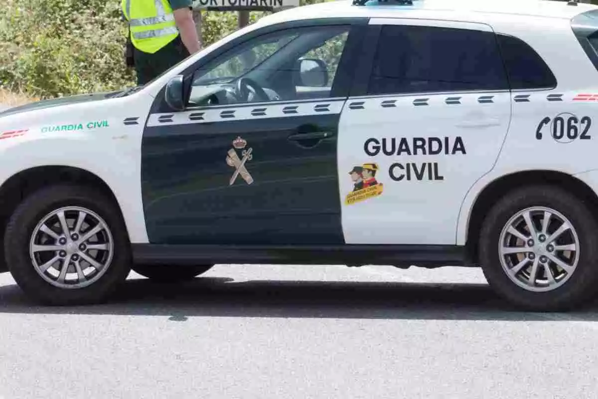 Agentes de la Guardia Civil en el tramo de la carretera LU-633, en el término municipal de Portomarín (Lugo)